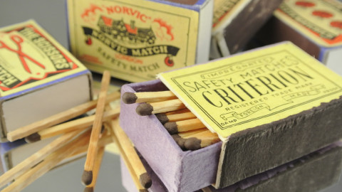 Спичечные коробки и спички