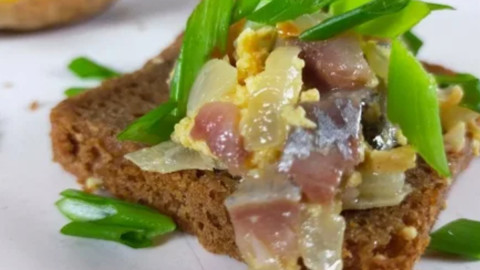 Норвежский салат с селедкой