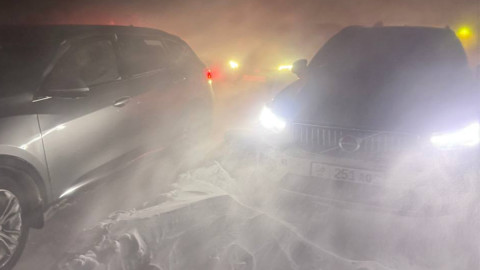 Автомобили на трассе к Териберке