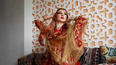 Девушка танцует