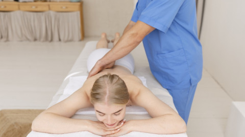 медработник делает массаж девушке