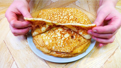 руки держат блины