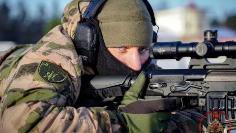 снайпер с винтовкой в руках