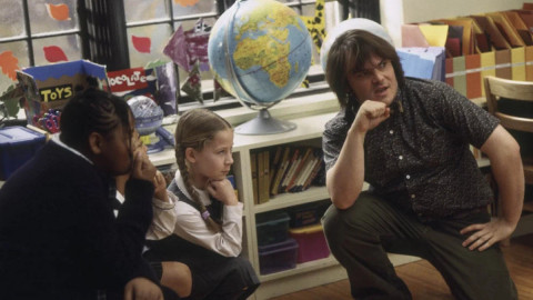 Люди на фоне глобуса