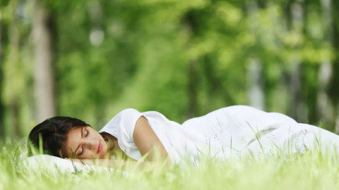 девушка спит на траве