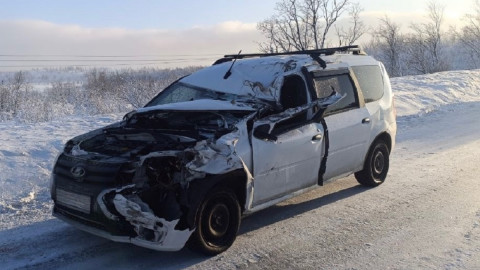 разбитый после аварии легковой автомобиль