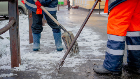 Рабочие с лопатами