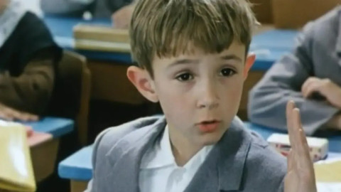 Мальчик поднял руку