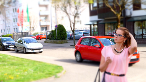 Женщина на фоне машин