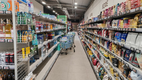 полки с продуктами в гипермаркете