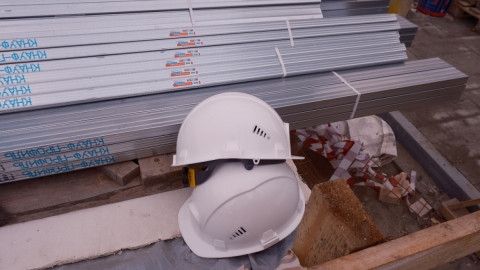 белые каски и стройматериалы