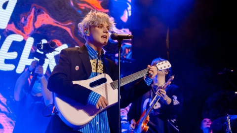 Певец у микрофона