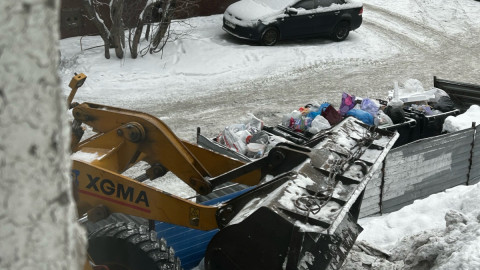 Трактор сгребает снег