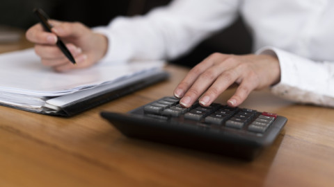 женщина считает на калькуляторе