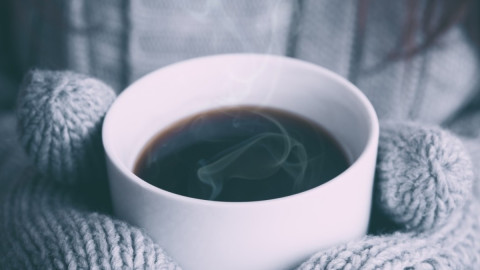 Чашка кофе в руках