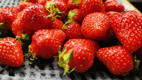 Свежая клубника на столе