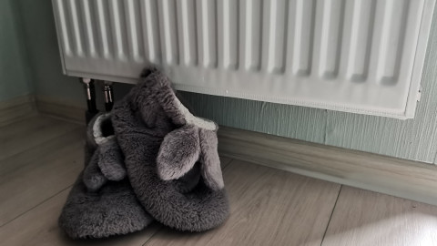 тапочки стоят возле батареи