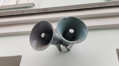 громкоговорители висят на стене