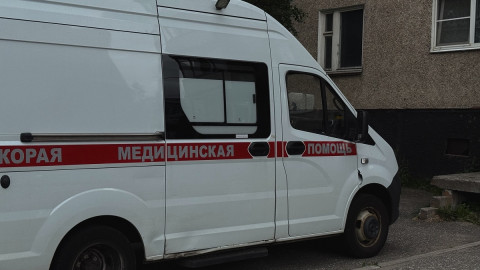 автомобиль скорой помощи возле дома