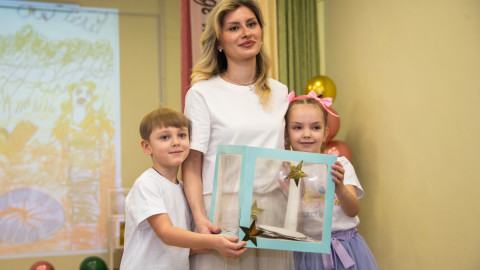 Мама с двумя детьми