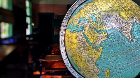 Глобус на столе