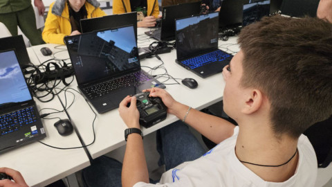 подросток управляет БПЛА