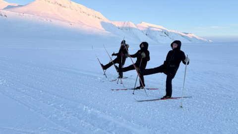 Жители Баренцбцрга на лыжах.