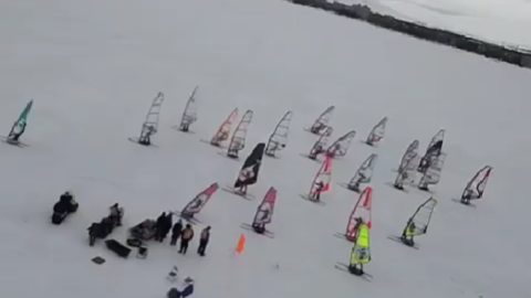 Виндсерферы на фоне снега