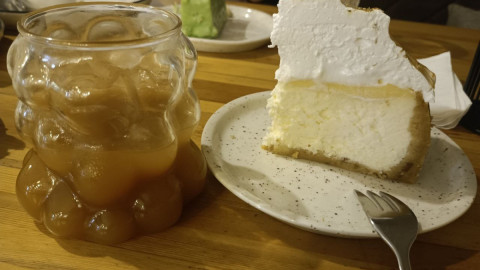 Кусор торта в блюдце