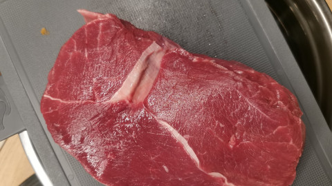 мясо на разделочной доске