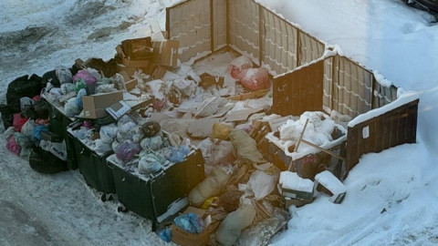 мусорные контейнеры переполненные