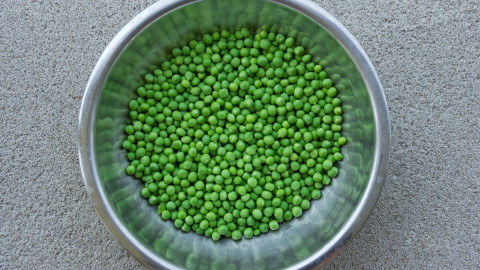 Горох в тарелке