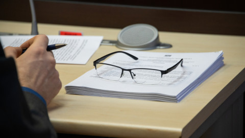 Документы на столе одного из городских депутатов