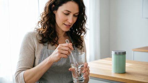 Женщина размешивает коллаген