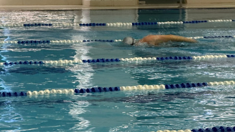 мужчина плавает в бассейне