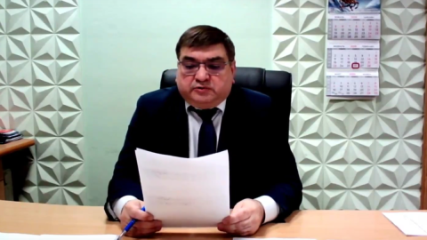 Глава Ловозерского округа читает