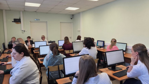 медицинские сестры сидят за компьютерами