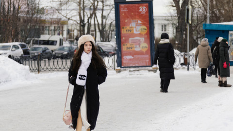 Туристка на улице зимой