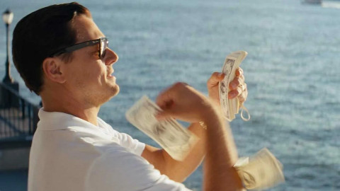 Человек с купюрами