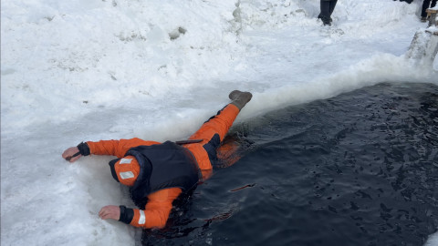 Спасатель в проруби