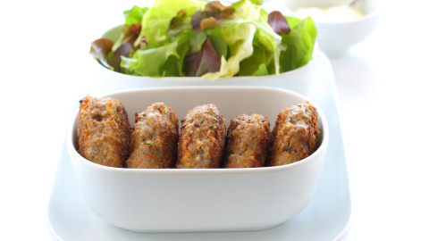 Фарш в тарелке и овощи