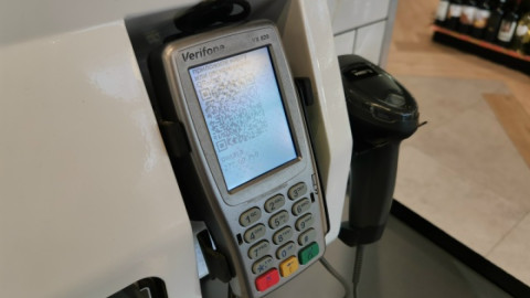 Терминал на кассе в супермаркете