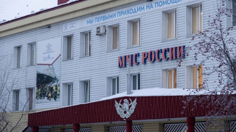 здание МЧС зимой