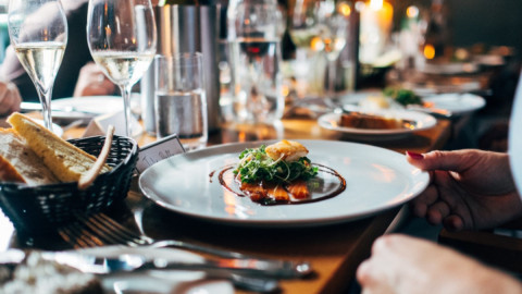 Красивый стол в ресторане