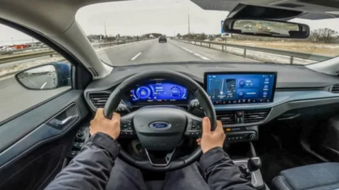 Водитель за рулем Ford Focus