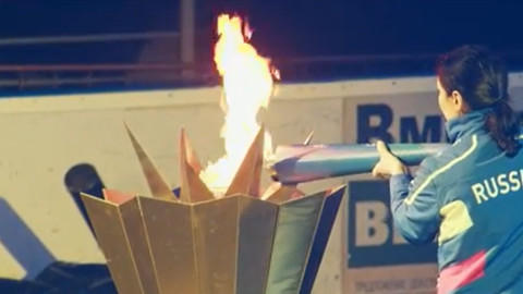 Спортсменка зажигает огонь Олимпиады