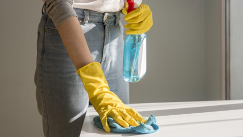 Женщина ща уборкой