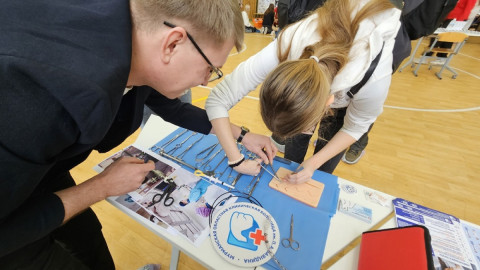 девочка на тренажере накладывает швы