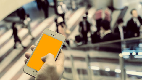 Смартфон в руке