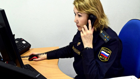 судебный пристав говорит по телефону